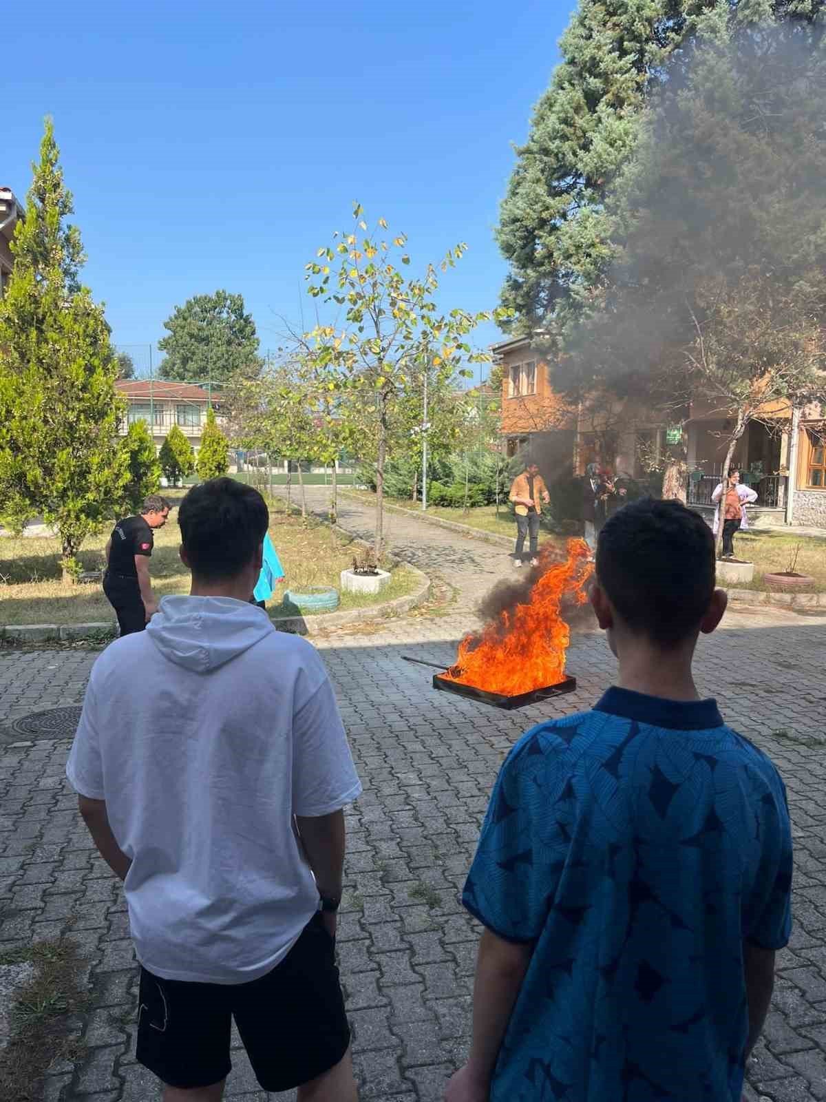 Öğrenciler yangın eğitimi ve tatbikatı gerçekleştirdi