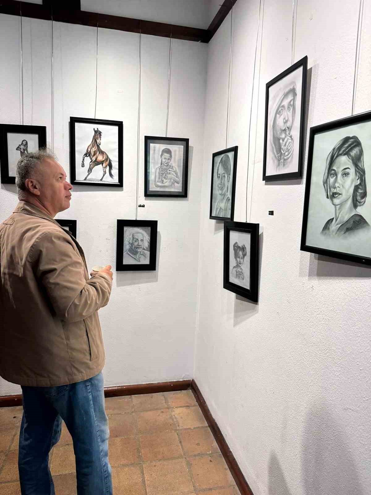 Eskişehir’de açılan kişisel resim sergisi ilgi gördü