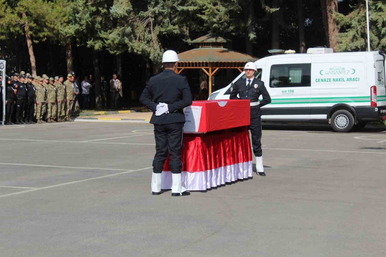 Kazada şehit olan polisin naaşı törenle memleketine uğurlandı