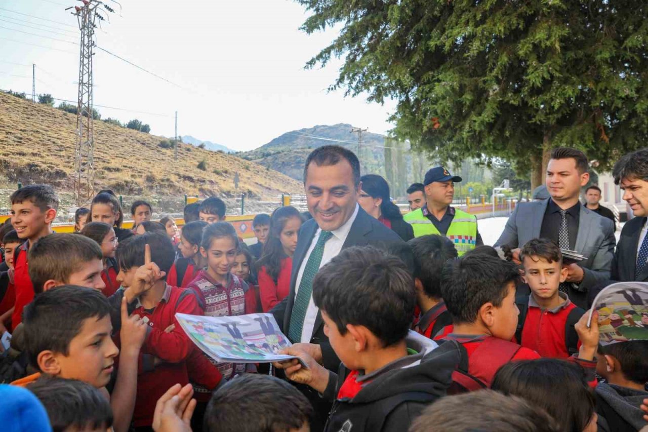 Burdur’da jandarmadan “Güvenli Okul Yolu Projesi” uygulaması