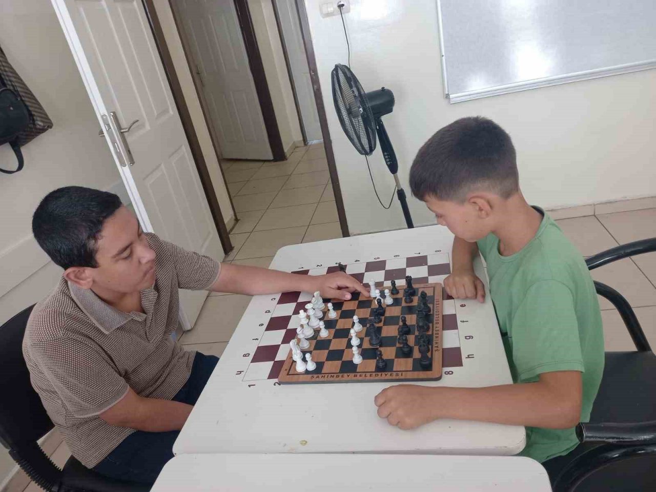 Otizm hastası genç Satranç öğrenerek yaşama tutunuyor