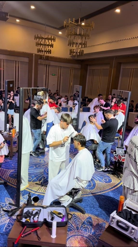 Ünlü saç tasarımcısı Hasan Hüseyin Yılmaz eğitim ve yarışma organizasyonu düzenledi