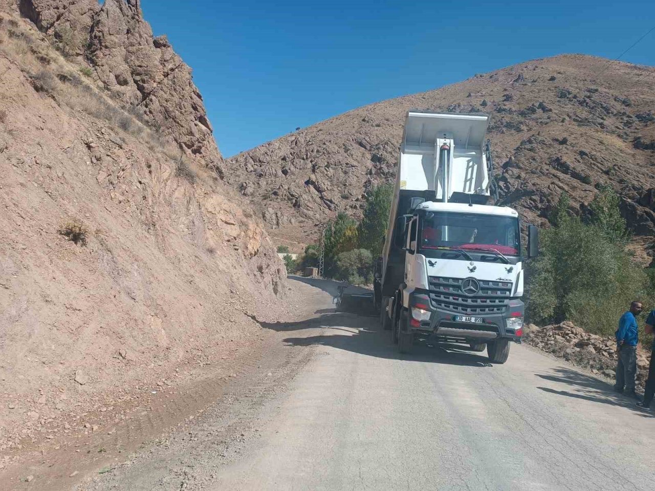 İran’ın sınırında köylerin yolları asfaltlanıyor