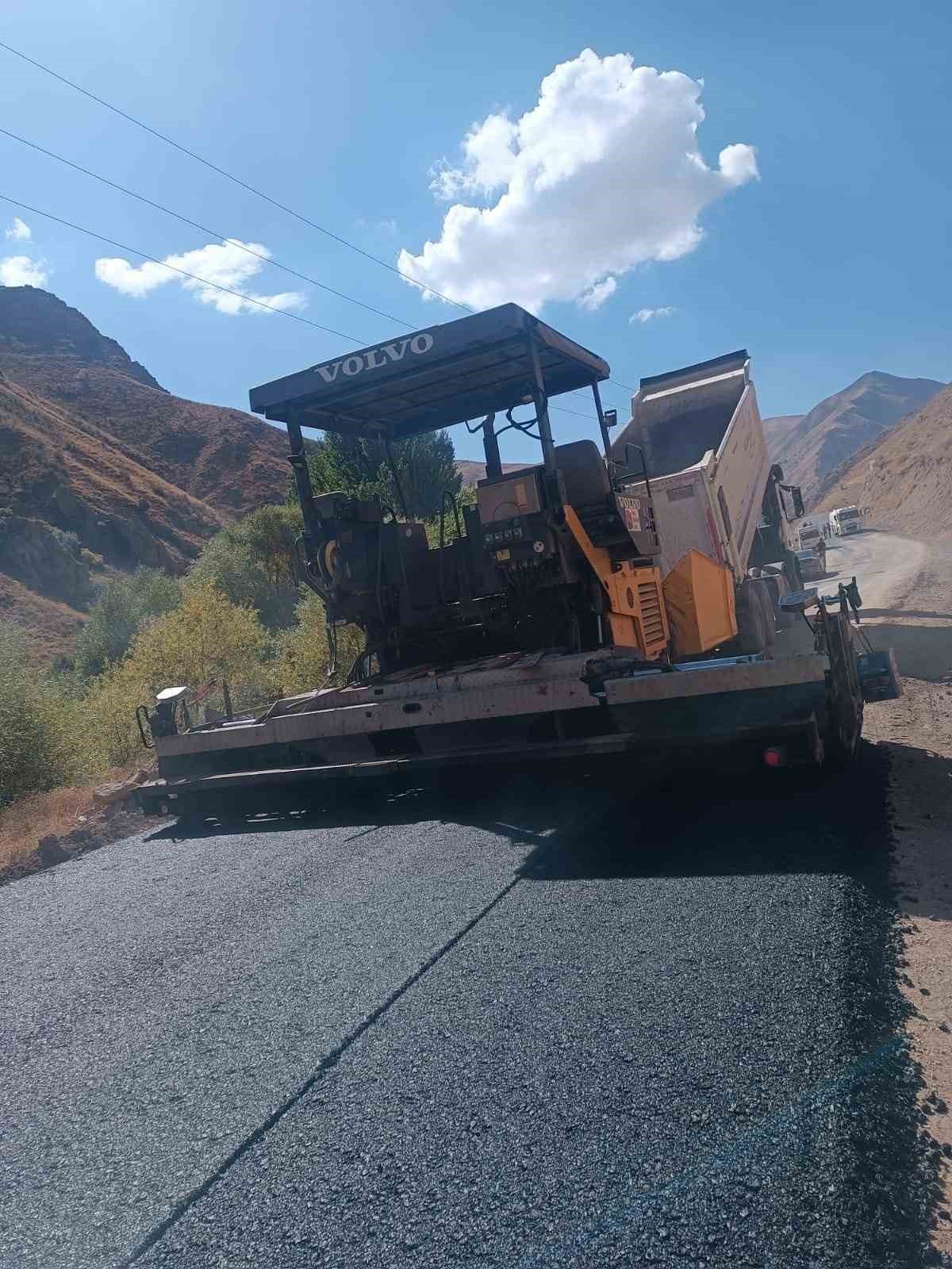 İran’ın sınırında köylerin yolları asfaltlanıyor