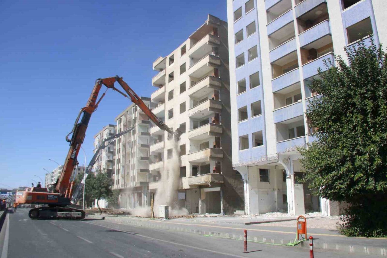 Diyarbakır’da ağır hasarlı binalar bir bir yıkılıyor