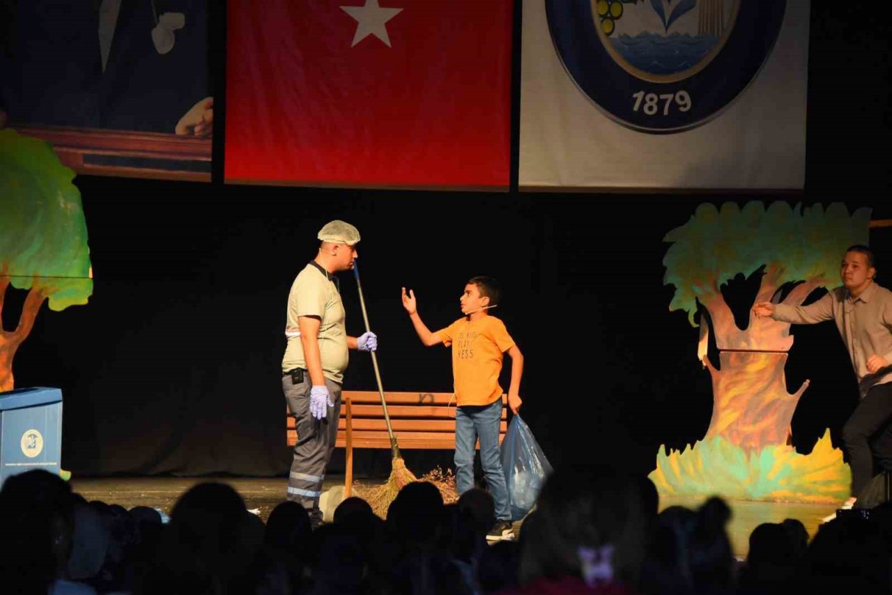 Çocuklara tiyatro oyunuyla çevre temizliği anlatıldı