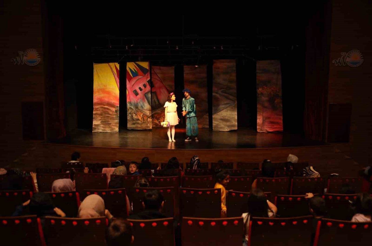 Van Büyükşehir Belediyesi çocukları tiyatro ile buluşturmaya devam ediyor