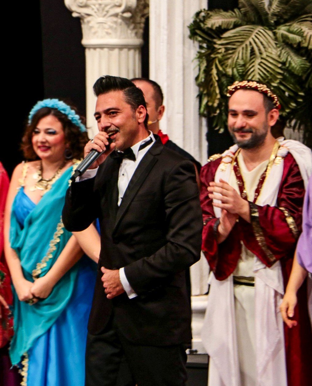 Haldun Dormen sahne rekoru kırdı, yönettiği oyunla İzmirlileri kırdı geçirdi