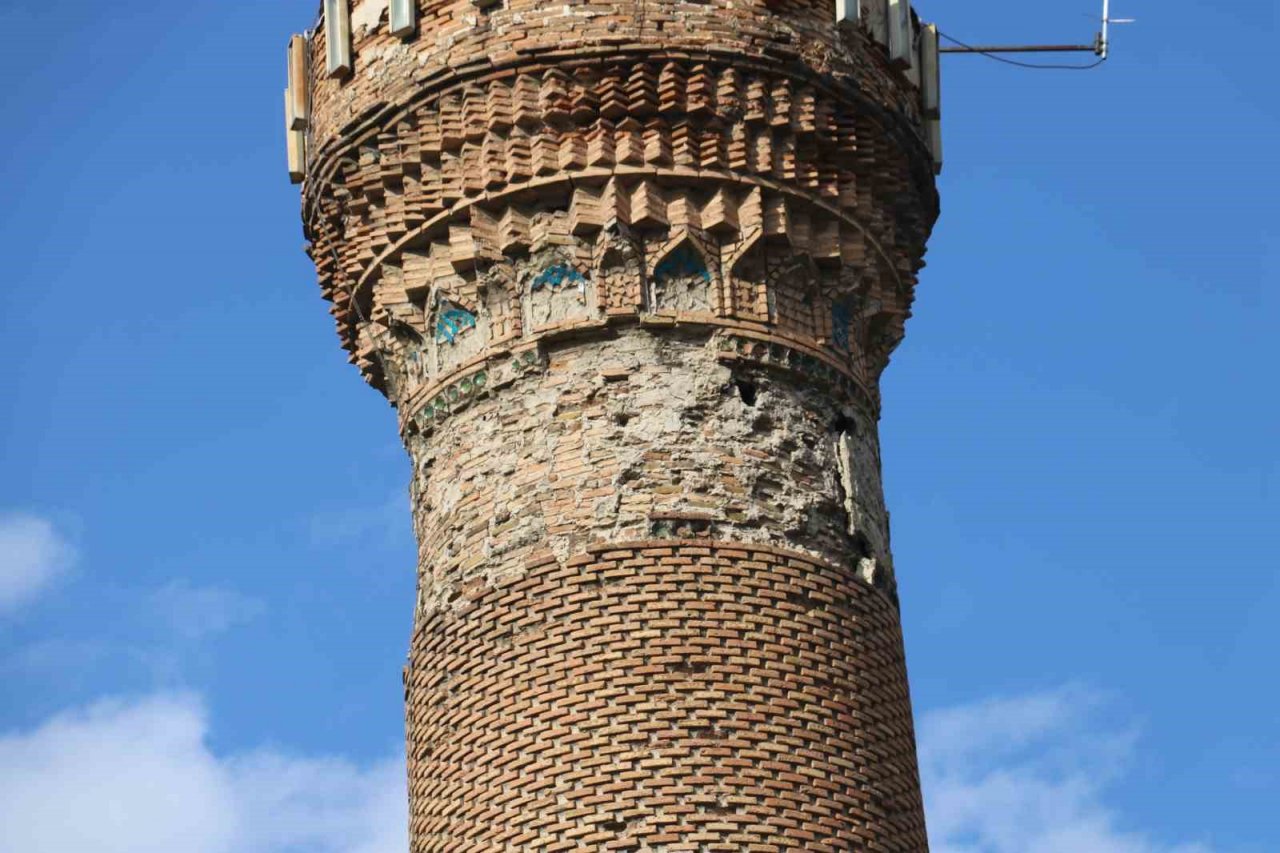 Türk ve İtalyan bilim adamları eğri minare için devrede