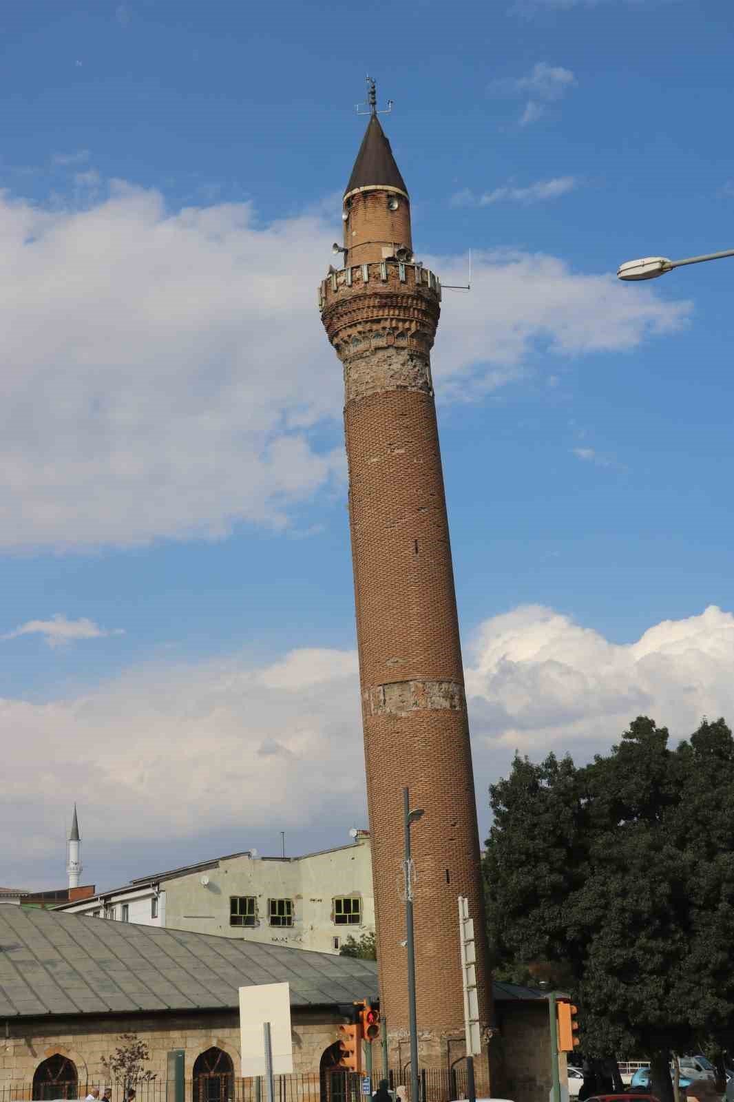 Türk ve İtalyan bilim adamları eğri minare için devrede