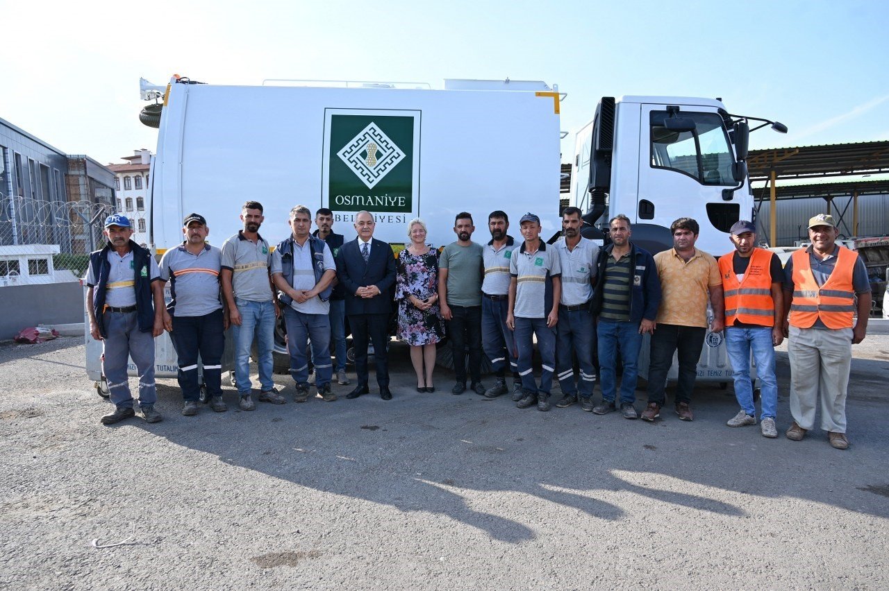 Deprem bölgesi Osmaniye’ye çöp süpürme aracı ile çöp konteyneri desteği