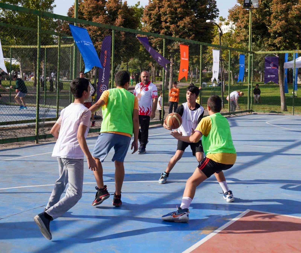 Diyarbakır’da gençler sokak basketbol turnuvasında kozlarını paylaştı