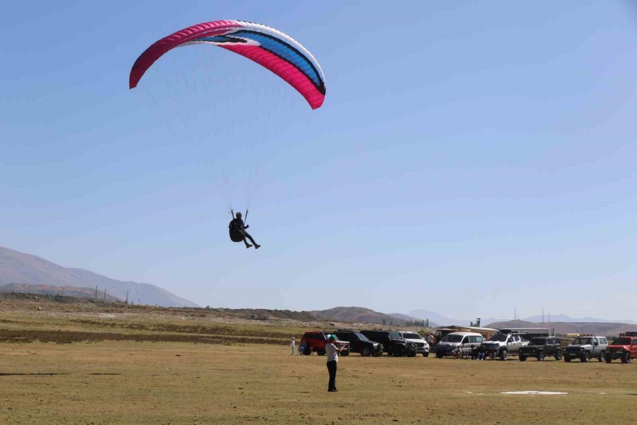 Erzincan’da off road, paraşüt, motokros yarışları nefes kesti