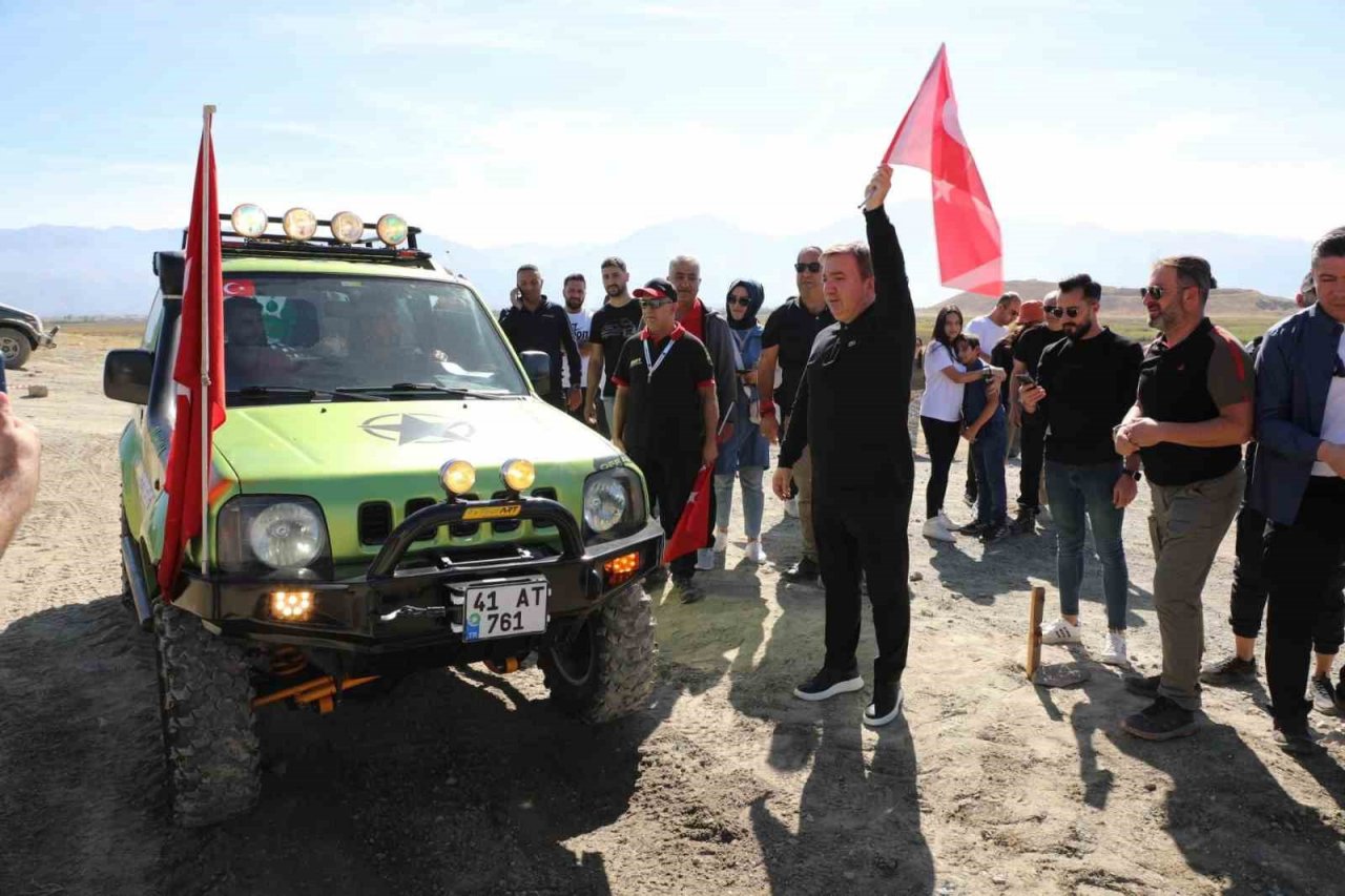 Erzincan’da off road, paraşüt, motokros yarışları nefes kesti