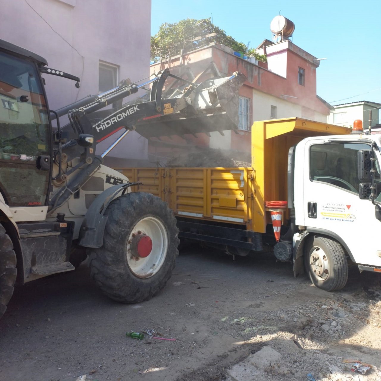 Büyükşehir belediyesi inşaat atıklarını temizliyor