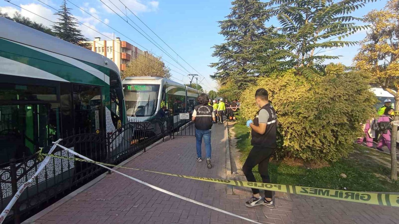 Tramvayın önüne düşen kadın hayatını kaybetti