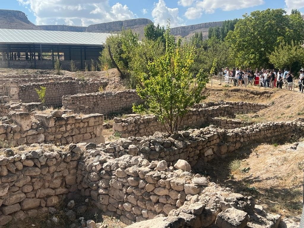 21 yıl önce kaçak kazı sonrası bulunmuştu: Bin 600 yıllık antik kenti yılda binlerce kişi ziyaret ediyor
