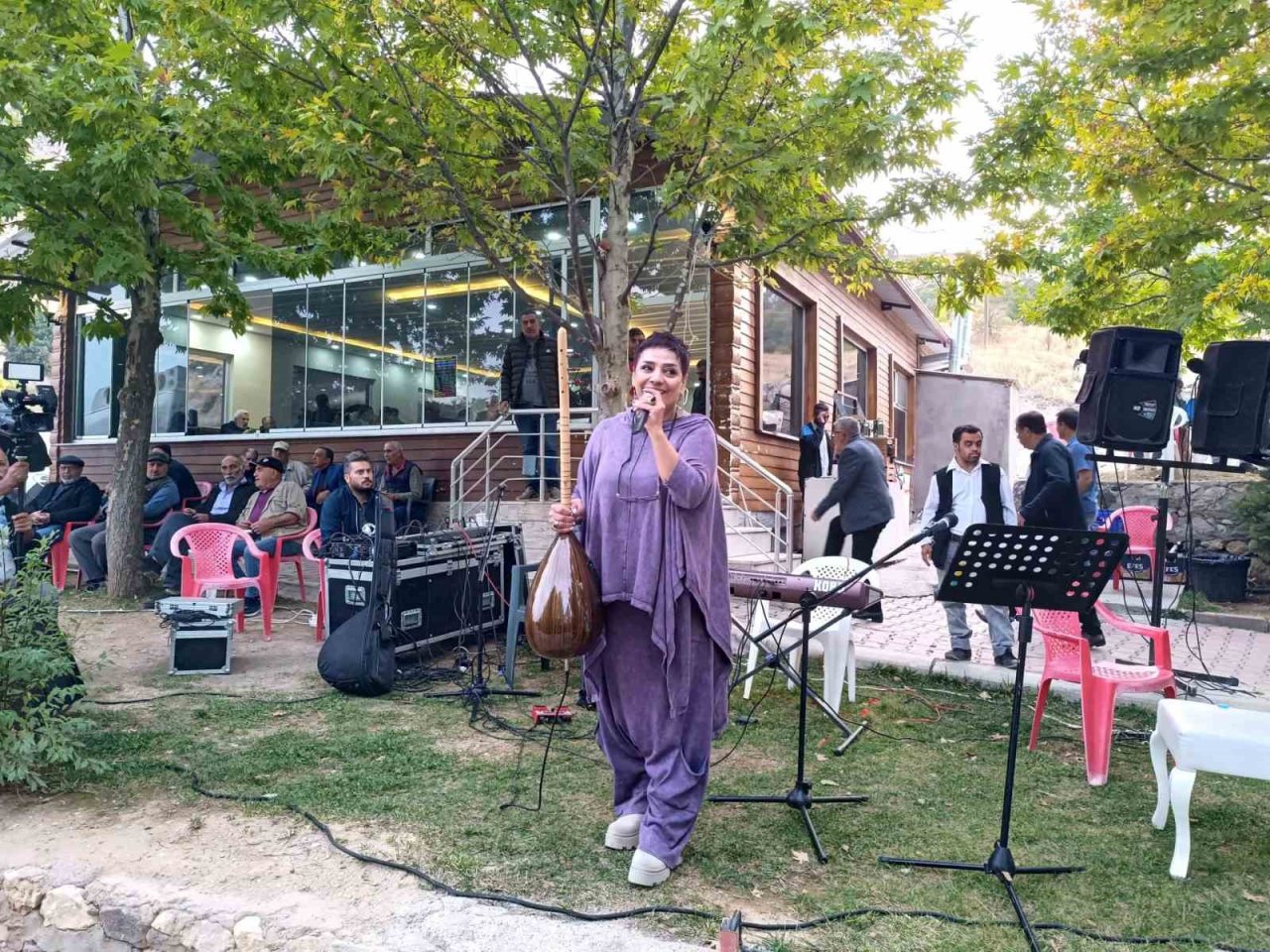 Tuncelili sanatçılar, kanser hastası için destek konseri verdi