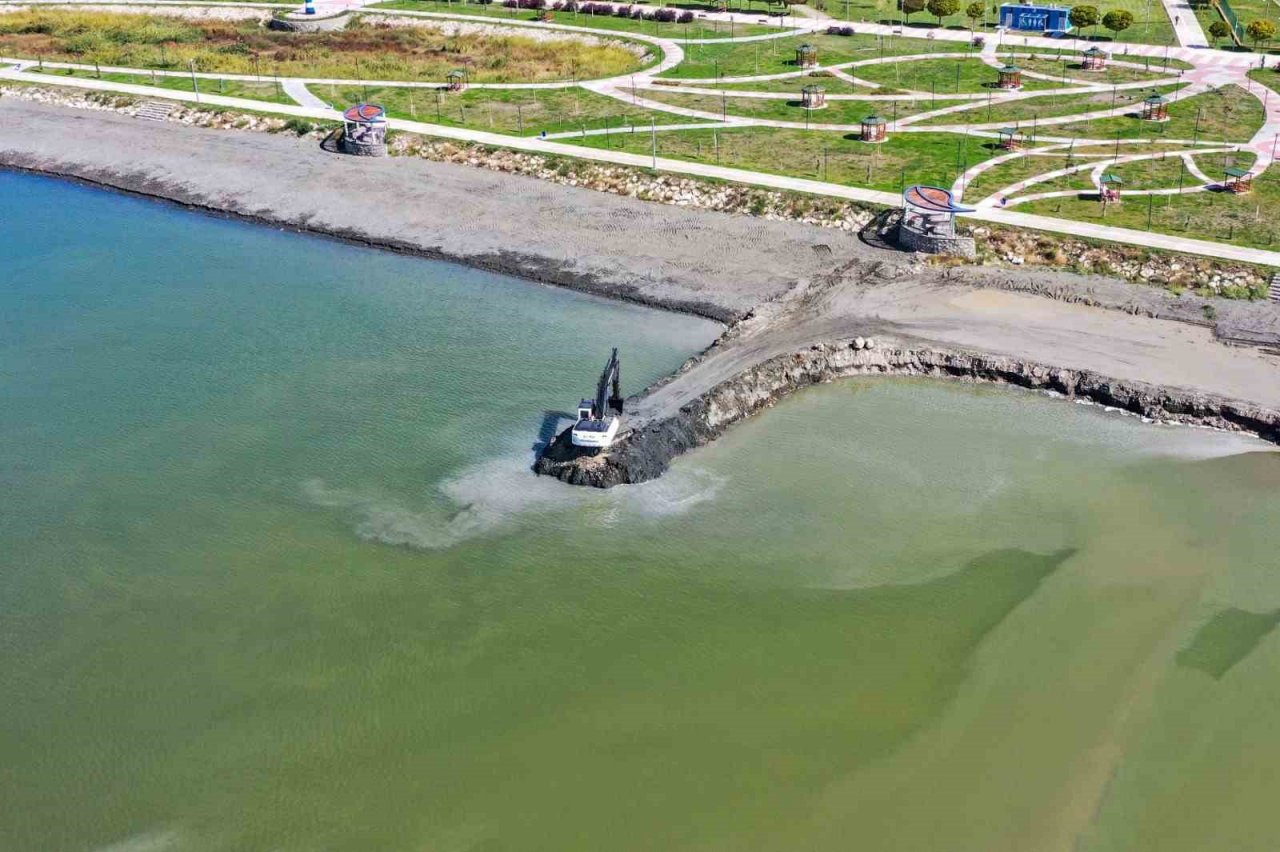 Van Gölü’nden 1 milyon 365 bin metreküp dip çamuru çıkartıldı