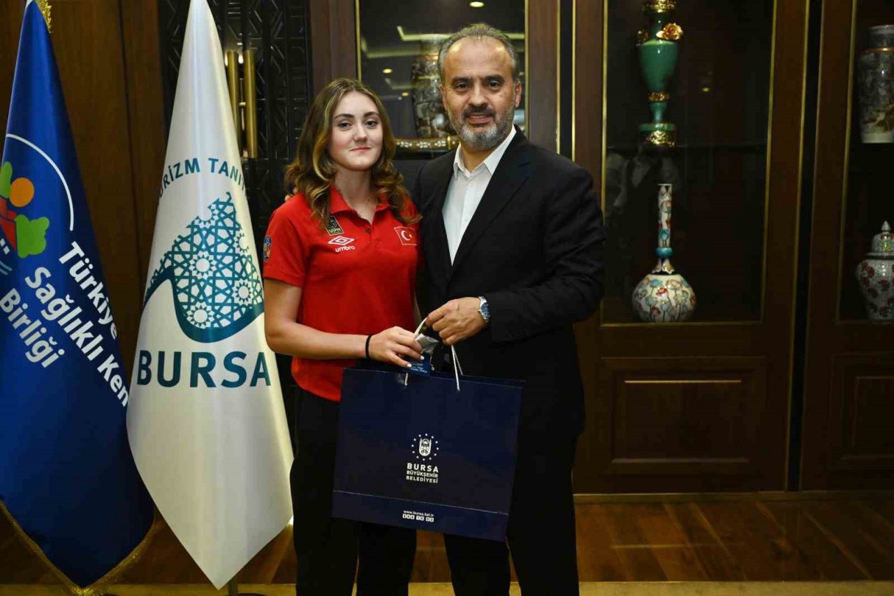 Başkan Aktaş Bursa’nın milli gururlarını ağırladı