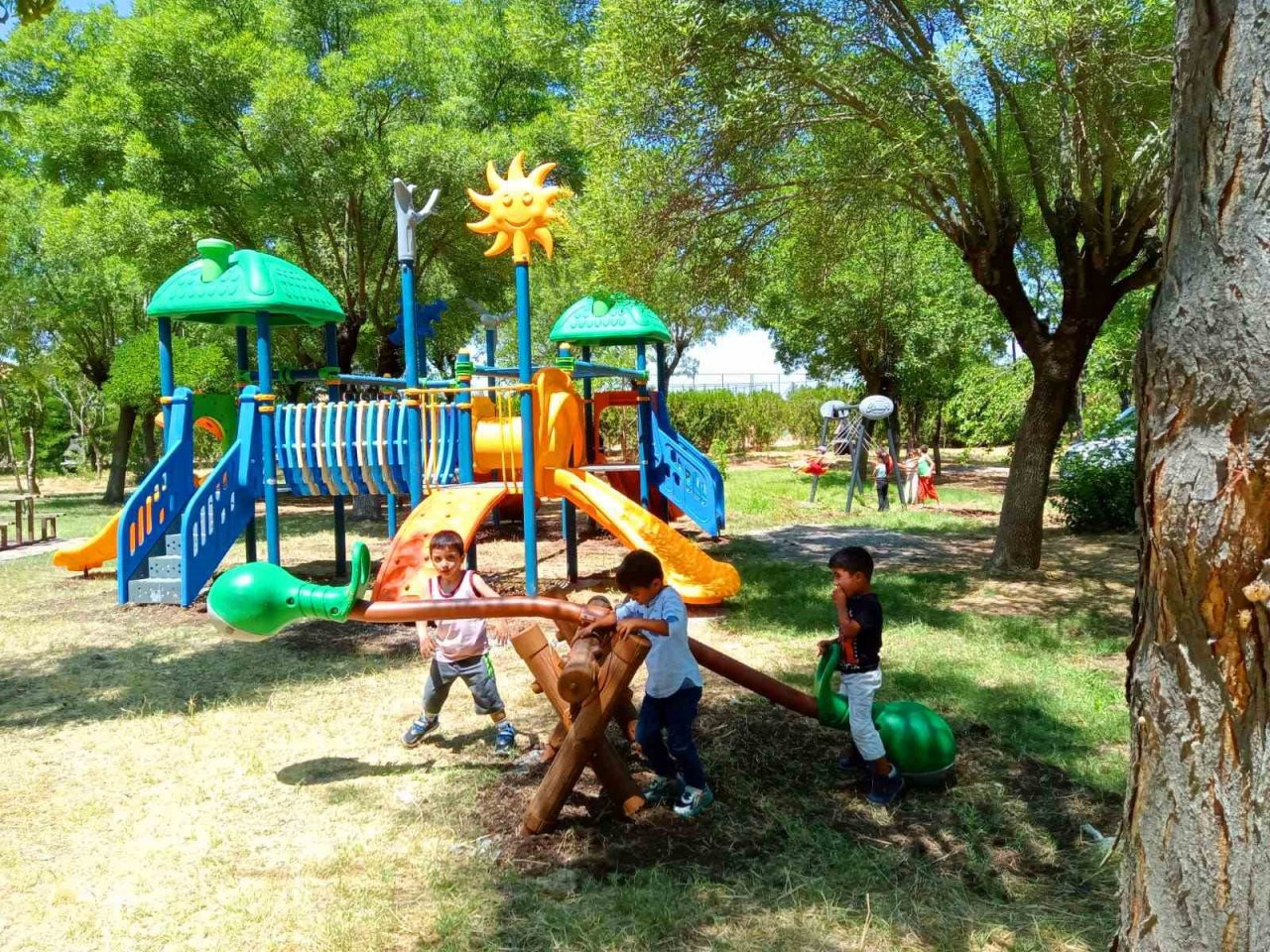 Diyarbakır’da kentin çeşitli noktalarına çocuk oyun grupları yerleştirildi