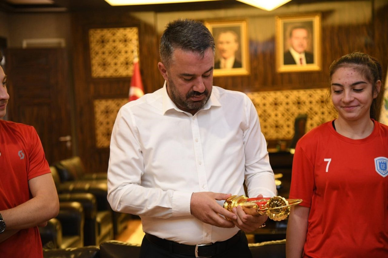 Hokey oyuncuları, Pursaklar Belediye Başkanı Çetin’i ziyaret etti