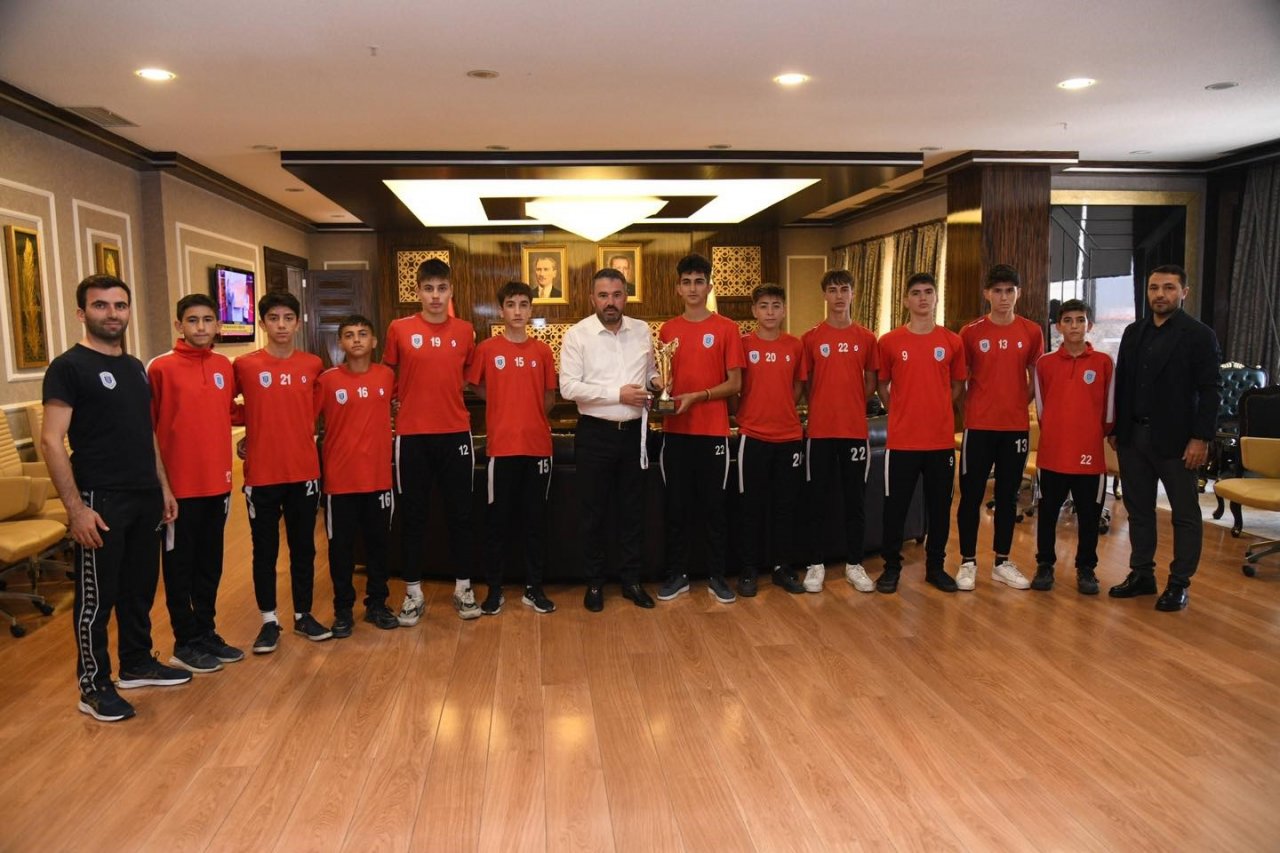 Hokey oyuncuları, Pursaklar Belediye Başkanı Çetin’i ziyaret etti
