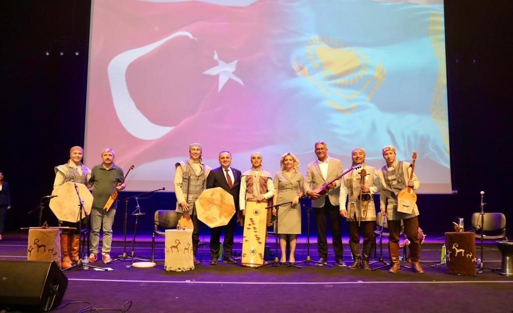Turan Ethno- Folk Ensemble ERÜ’de sahne aldı