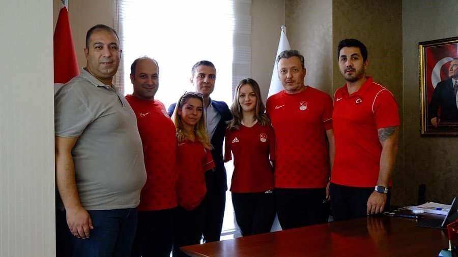 Türkiye Yüzme Federasyonu Başkanı Erkan Yalçın, Sevilay Öztürk ve Sümeyye Boyacı ile bir araya geldi