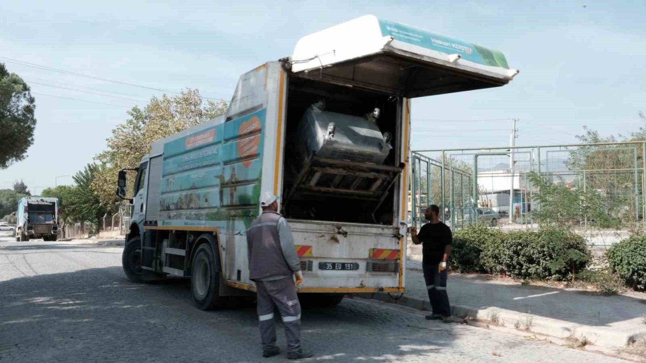 Bergama Belediyesi mahalle mahalle çöp konteynerlerini temizliyor