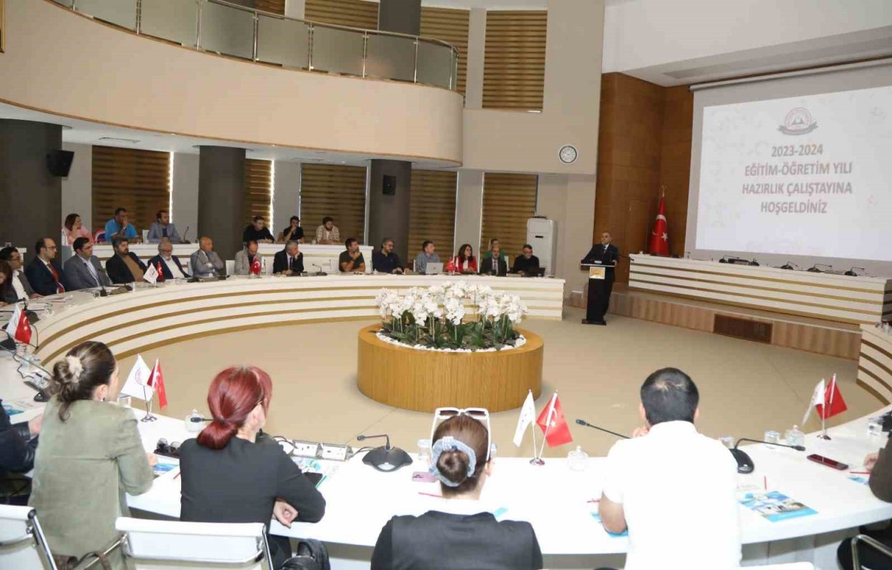 ERÜ’de "2023-2024 Eğitim-Öğretim Yılı Hazırlık Çalıştayı" düzenlendi