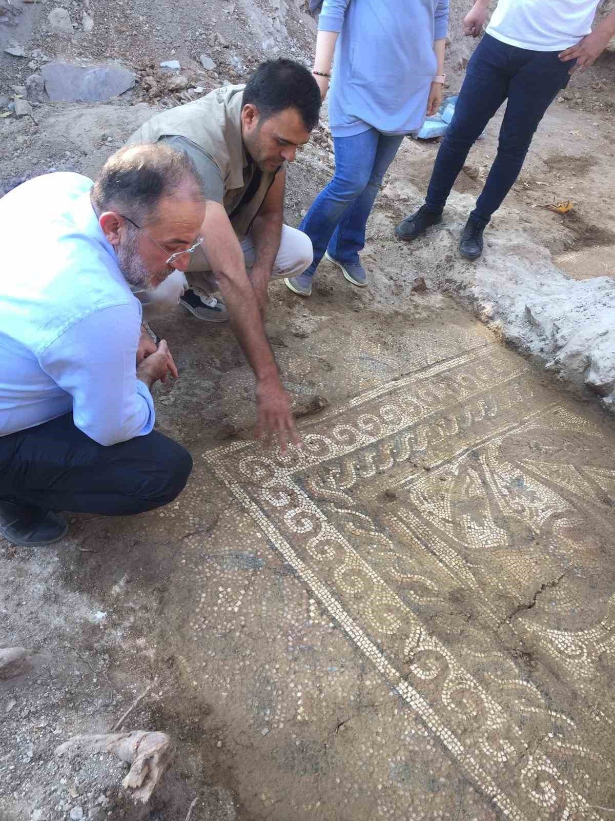 Afşin’de tarihi mozaikler bulundu