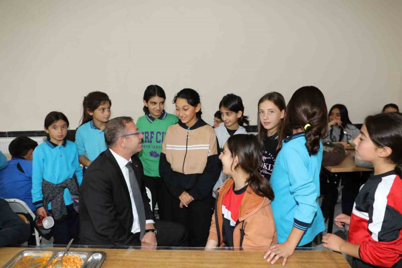 Kars Valisi Polat’ın okul ziyaretleri sürüyor