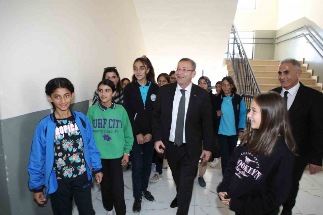 Kars Valisi Polat’ın okul ziyaretleri sürüyor