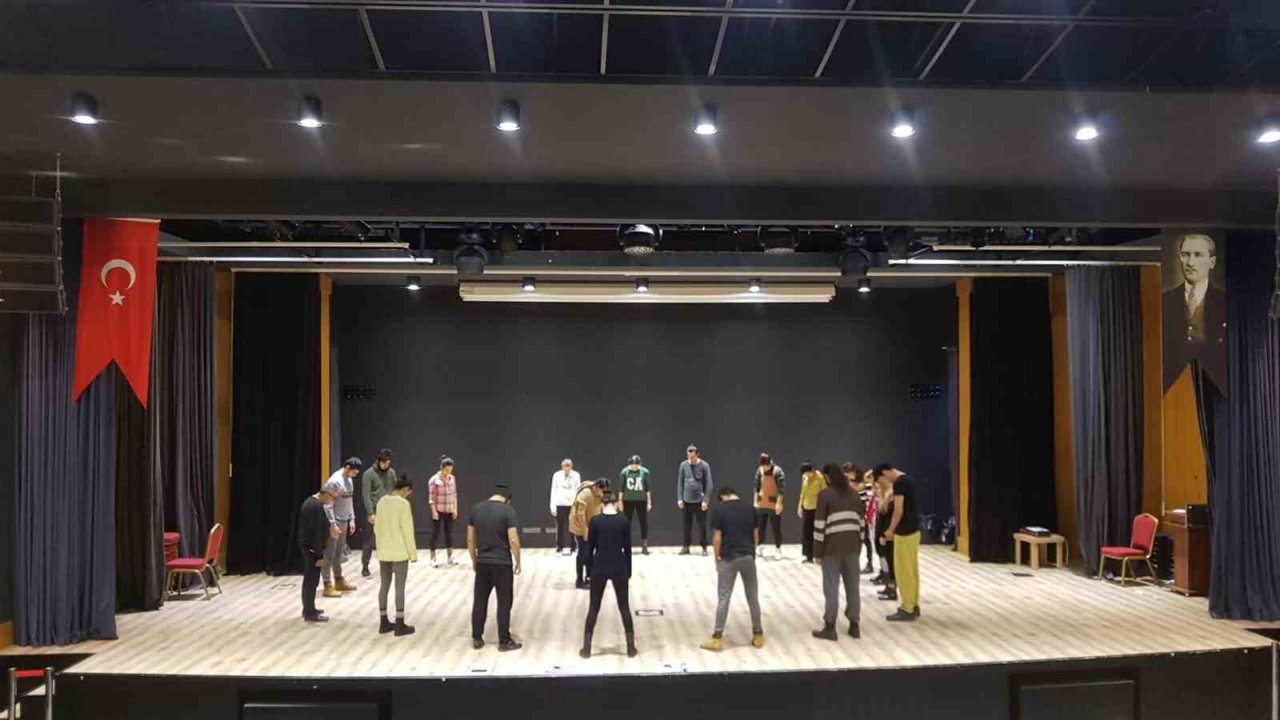 Tiyatro akademisinde 38 öğrenciden 16’sı konservatuvarların oyunculuk bölümlerine yerleşti