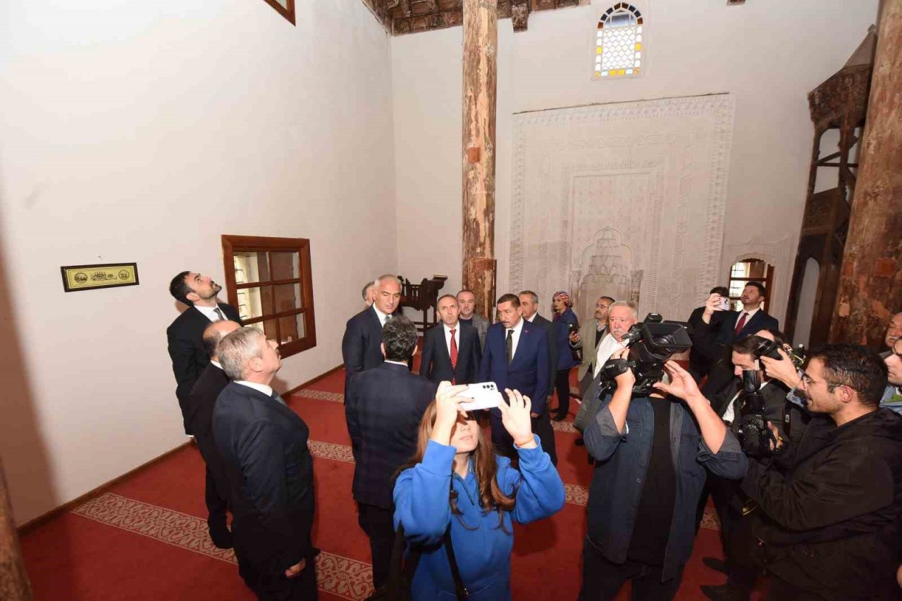 Bakan Ersoy: "Eşsiz bir yapı olan Mahmut Bey Camii’nin çevresinde UNESCO ile yeni planlamalar yapılacak"