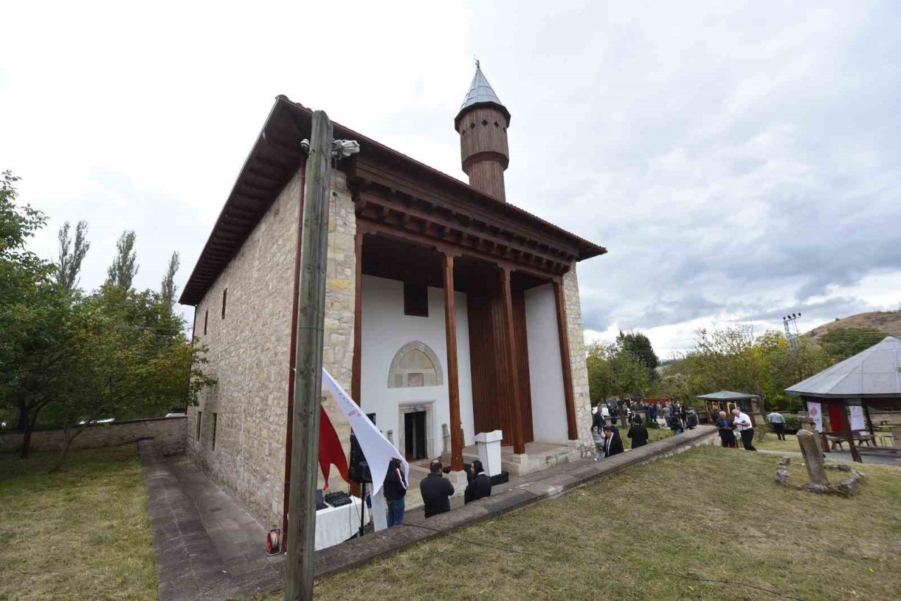 Bakan Ersoy: "Eşsiz bir yapı olan Mahmut Bey Camii’nin çevresinde UNESCO ile yeni planlamalar yapılacak"