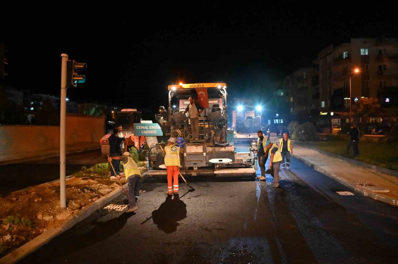Manisa’da gece gündüz asfalt mesaisi