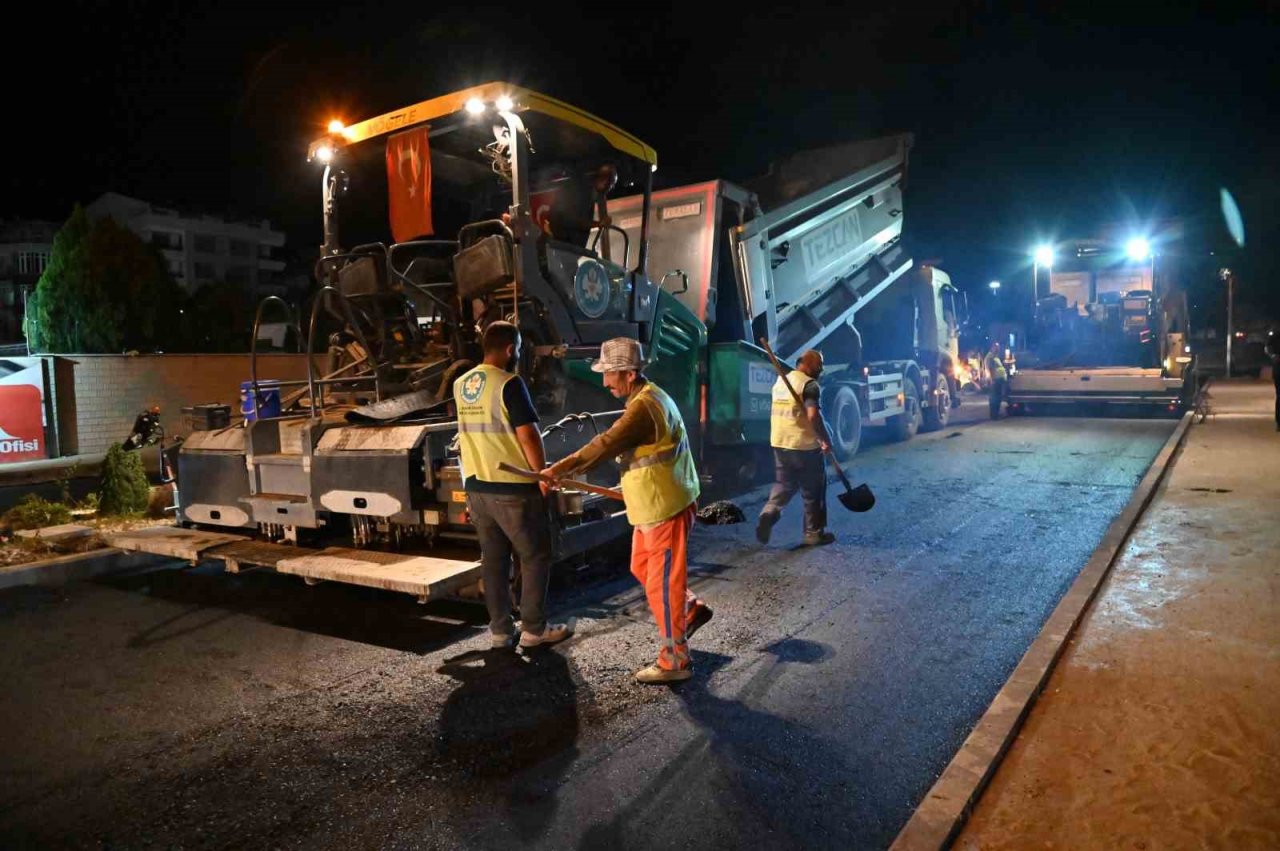 Manisa’da gece gündüz asfalt mesaisi