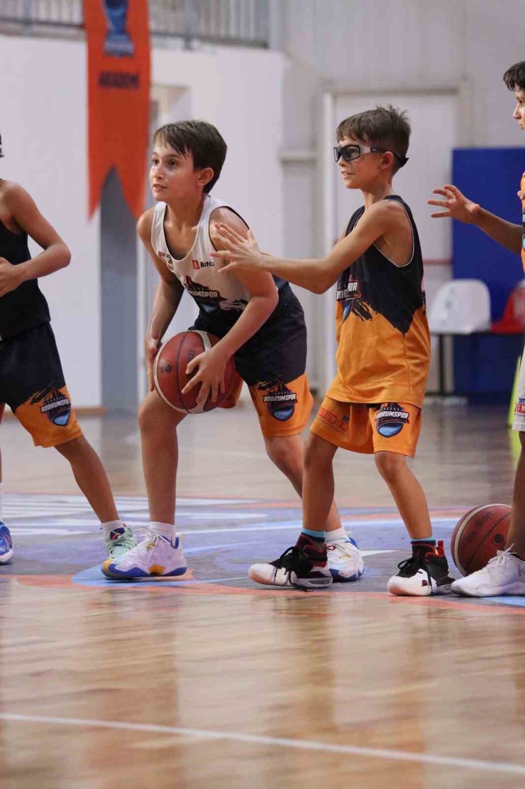 Çocuklara basketbol aşkını aşılıyorlar