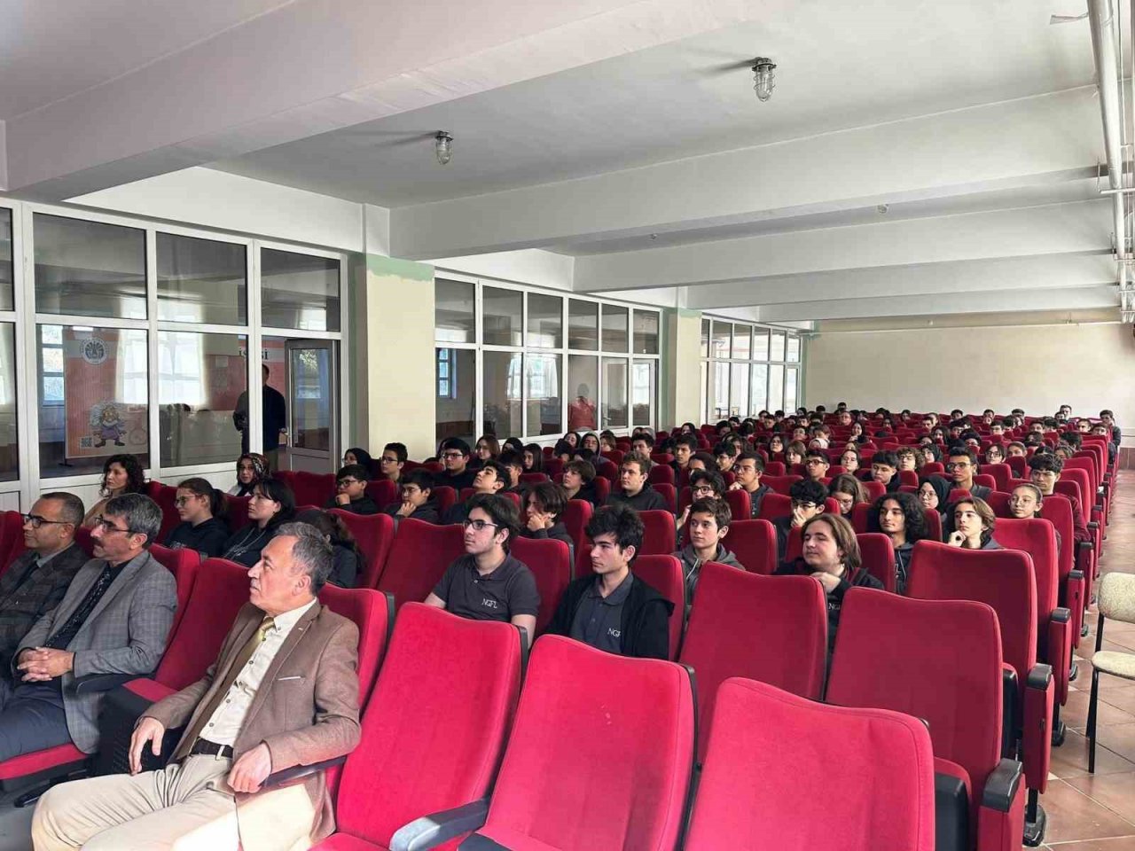 Uşak Üniversitesi Rektörü Savaş, Kütahya Nafi Güral Fen Lisesi öğrencileriyle buluştu