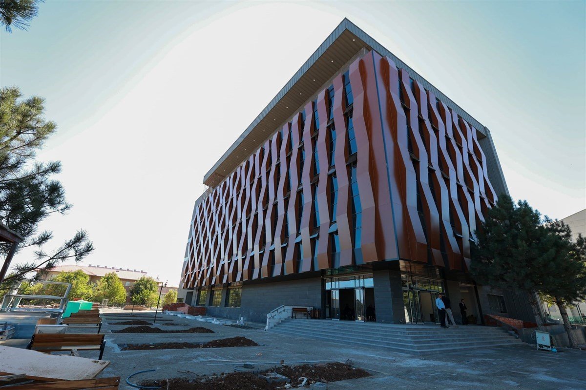 Vali Usta, devlet hastanesi ve halk kütüphanesi inşaatını inceledi