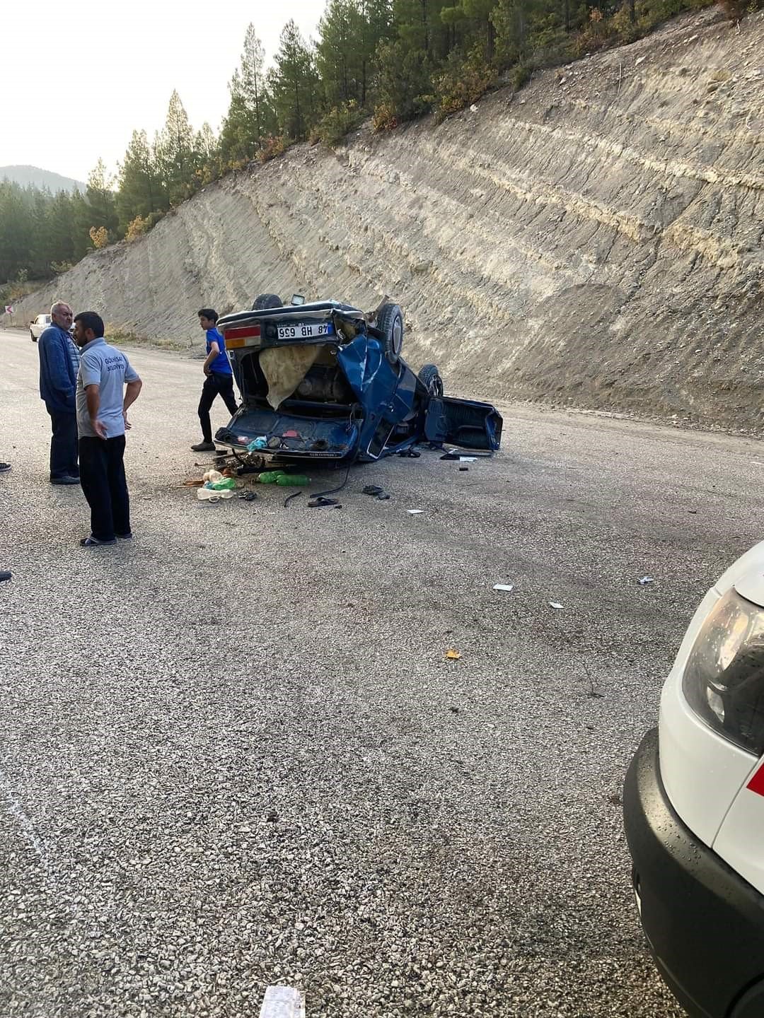 Burdur’da kontrolden çıkan otomobil takla attı: 3 yaralı