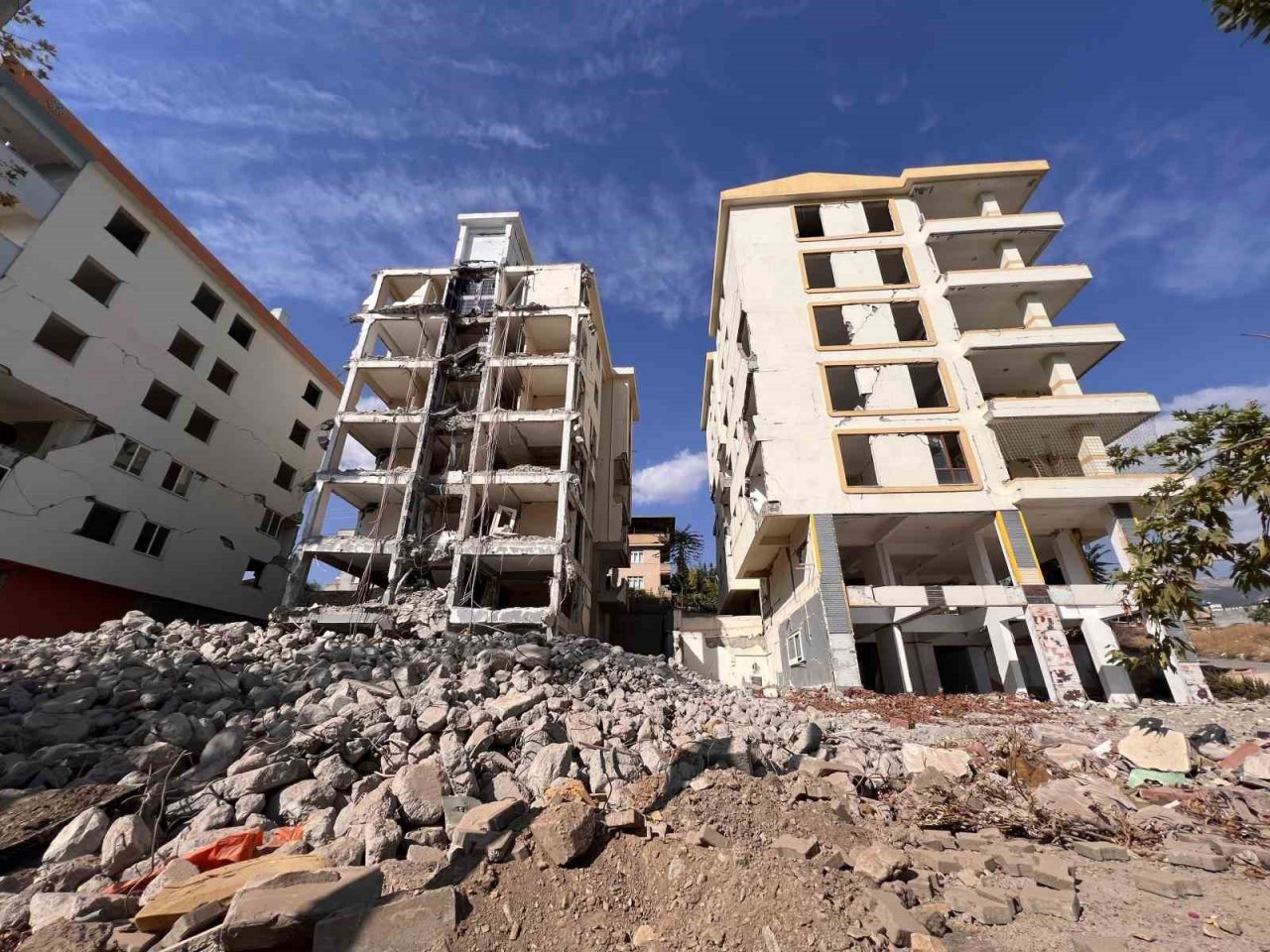 Kahramanmaraş’ta ağır hasarlı davalık binalar, yargıdan çıkacak karara göre yıkılacak