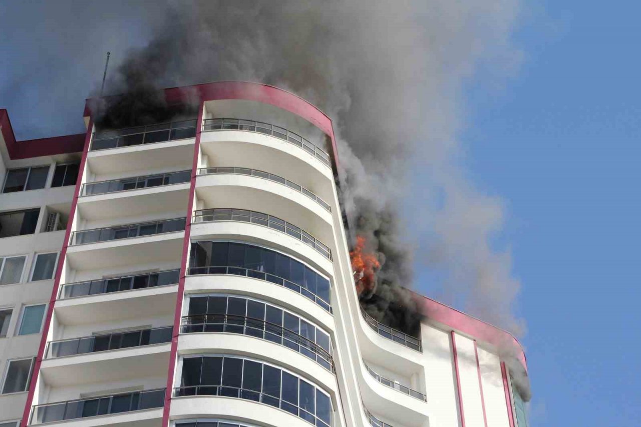 Mersin’de 18. katta çıkan yangın korkuttu