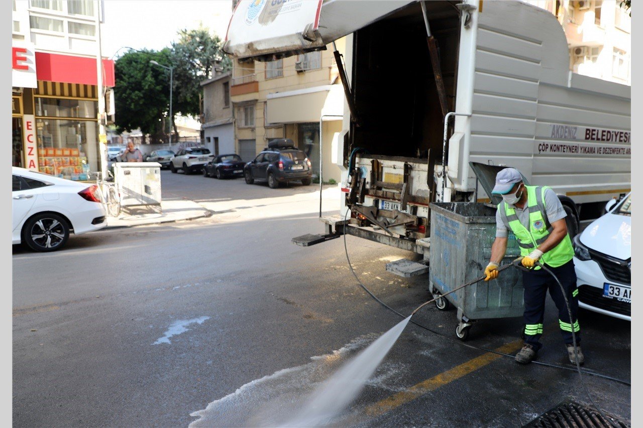 Akdeniz’de sokaklar temizleniyor