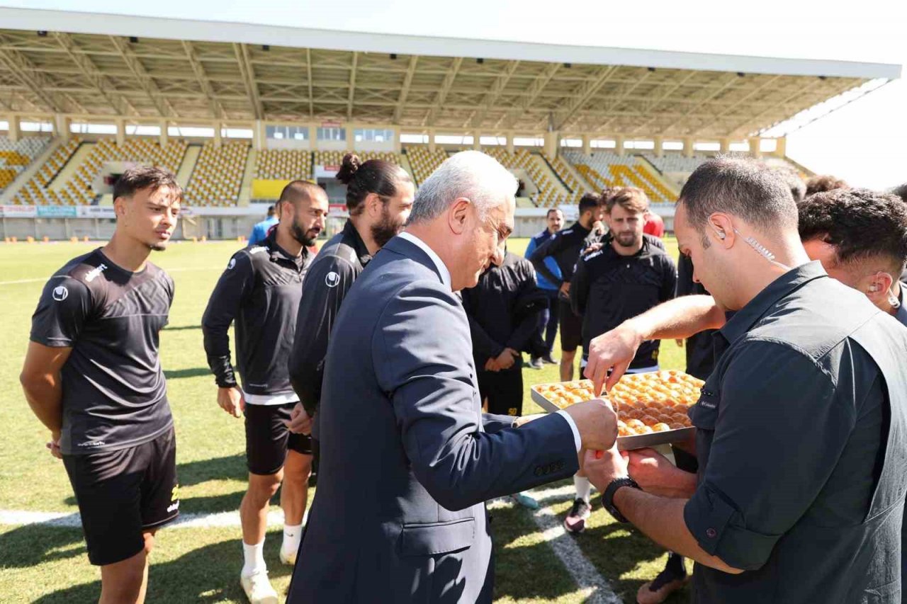 Muş Valisi Çakır, “Muşspor’un tüm maçlarını tribünden takip ediyorum”