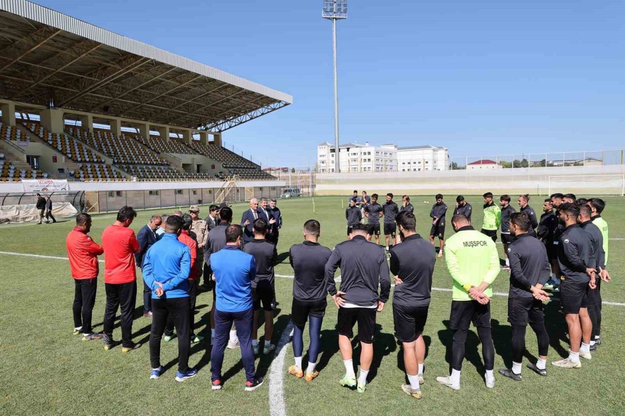 Muş Valisi Çakır, “Muşspor’un tüm maçlarını tribünden takip ediyorum”