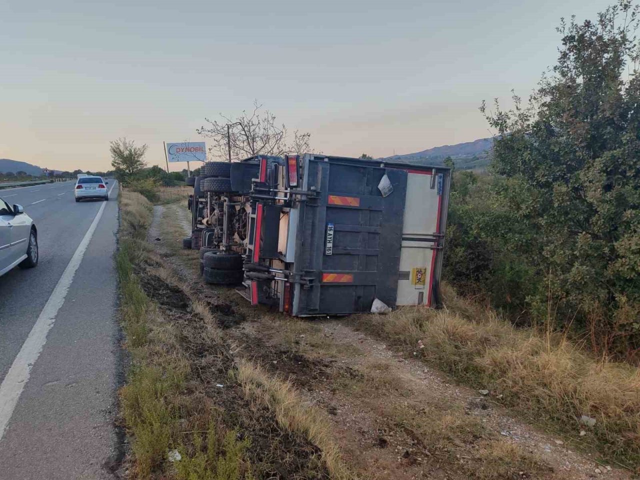 Devrilen kamyon şarampole yuvarlanmaktan son anda kurtuldu