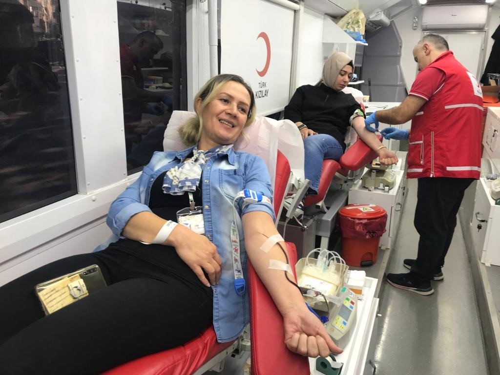 Sağlık çalışanlarından kan bağışı